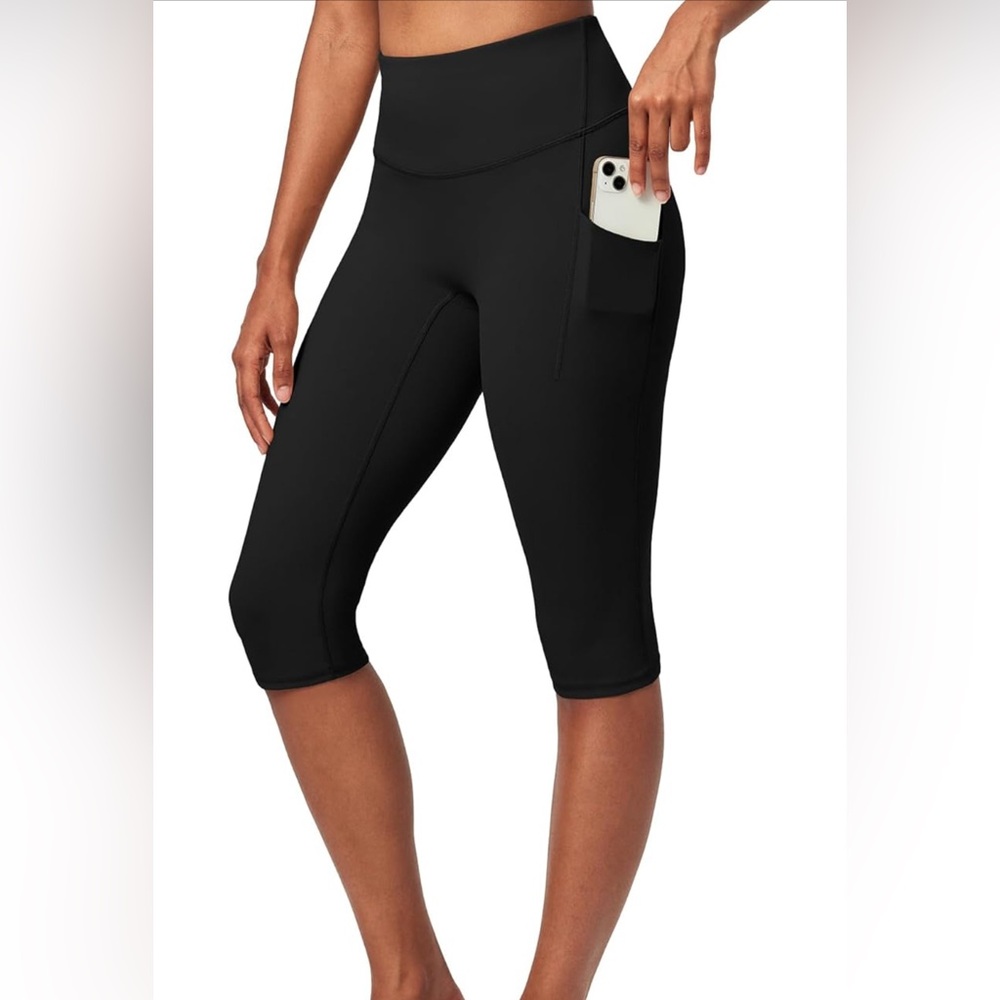 Black High-Waisted Capri Leggings with Pocket
